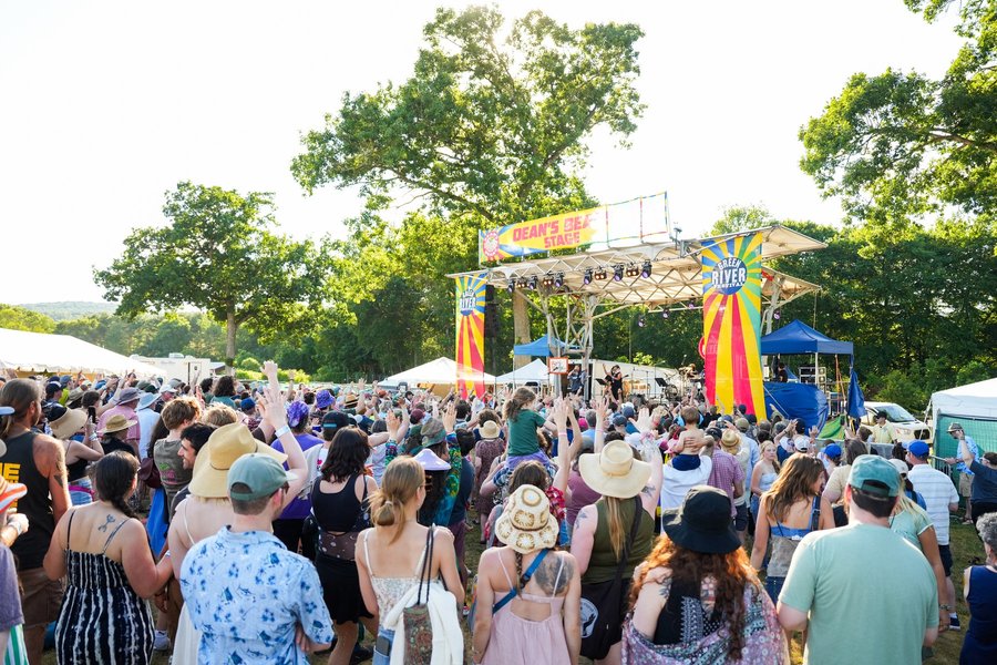 Crowd gathered at the Dean's Beans Stage during the Green River Festival